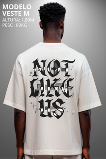 Camiseta Oversized Drop Typography Not Like Us Hevor